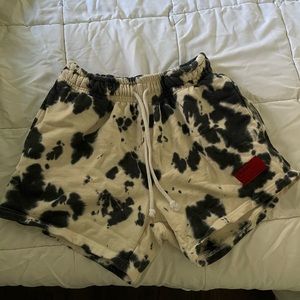 CHNGE chalk/black tie dye sweatshorts